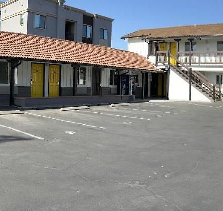Escondido Inn Extérieur photo